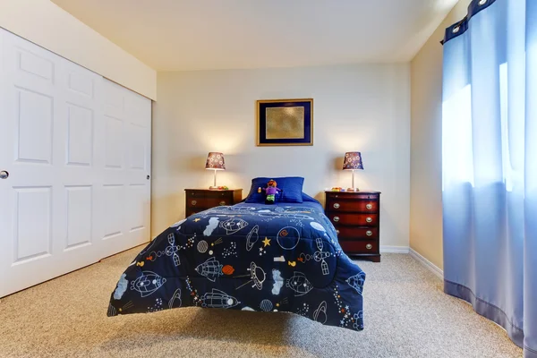 Jungenschlafzimmer mit blauem kosmischen Bett — Stockfoto