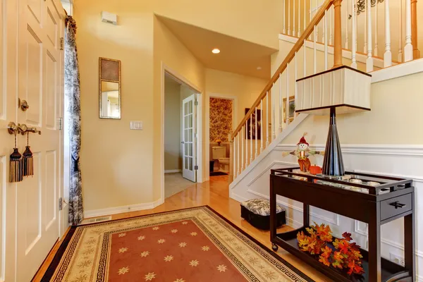 Flur und Eingang mit weißer Treppe und warmgelben Wänden — Stockfoto