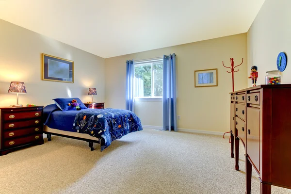 Meninos grande quarto com cama azul e paredes bege — Fotografia de Stock