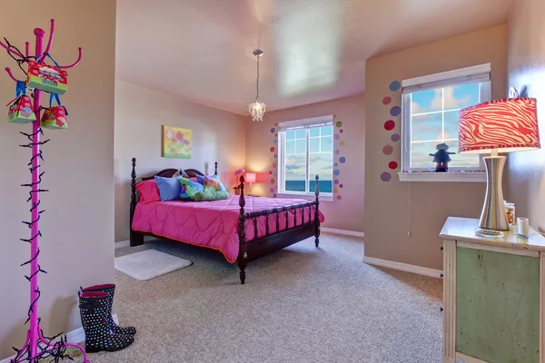 Niñas cama rosa en un dormitorio beige niños grandes —  Fotos de Stock