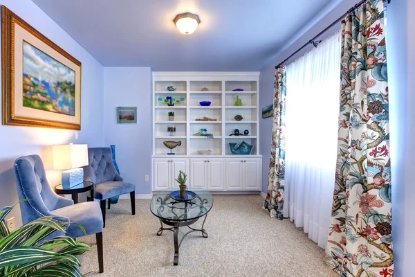 Blaues Zimmer mit zwei Sesseln, weißem Schrank und Vorhängen. — Stockfoto