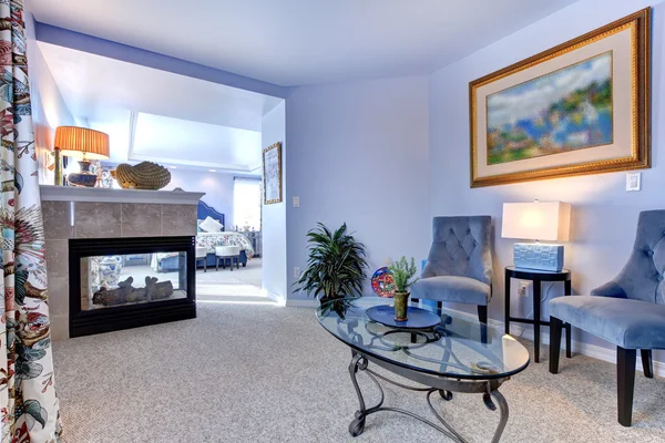 Blaues Zimmer mit zwei Sesseln, weißem Schrank und Vorhängen. — Stockfoto
