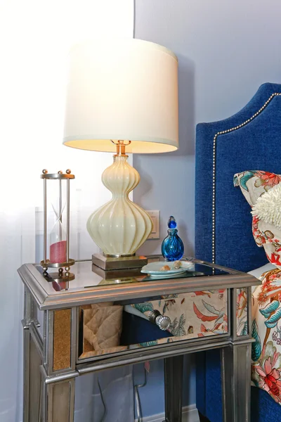 Cama de dormir com lâmpada moderna elegante e parede azul — Fotografia de Stock