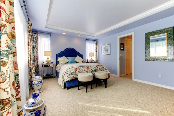 Blaues Luxusschlafzimmer mit vielen Fenstern und Vorhängen — Stockfoto