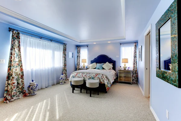 Синя велика розкішна спальня з трьома вікнами — стокове фото