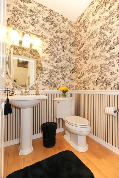 Небольшая элегантная ванная или порошковая комната — стоковое фото