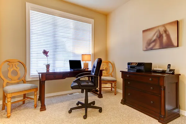 Home office com mesa em cores bege — Fotografia de Stock