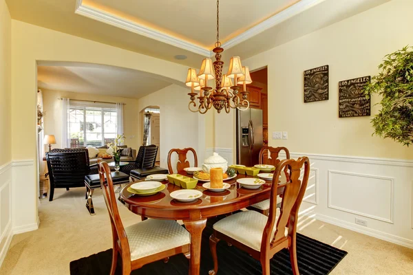 Yellow dining room with elegant setting — Stock Photo, Image