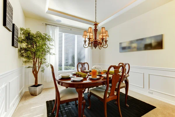 Elegante sala da pranzo con tavolo decorato per la cena autunnale — Foto Stock