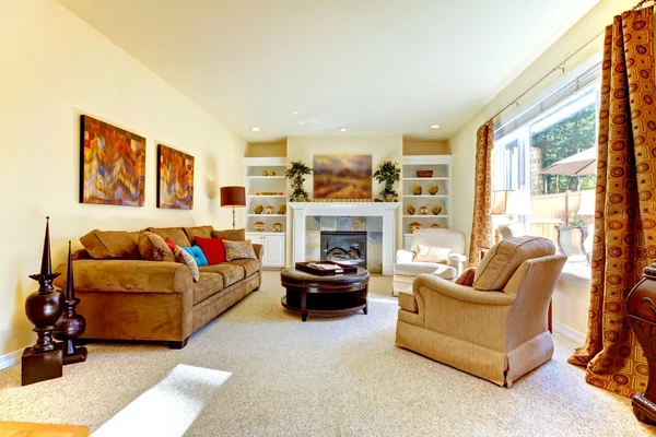 Elegantní obývací pokoj s zlata a krb — Stock fotografie