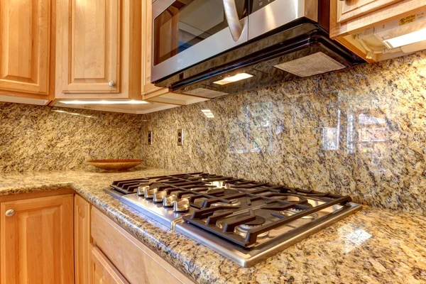 Cozinha micro-ondas e fogão top com fundo de granito — Fotografia de Stock