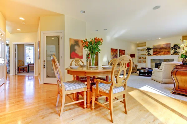 Gezellige woonkamer en eetkamer tafel en hal — Stockfoto