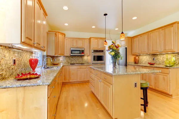 Lönn lyx nytt stort kök med granit — Stockfoto