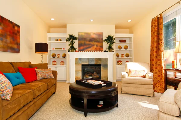 Уютная меблированная гостиная с диваном и камином — стоковое фото