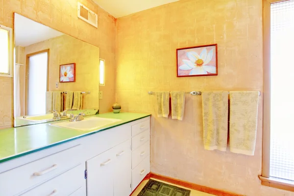 Ванная комната в мягком персике — стоковое фото
