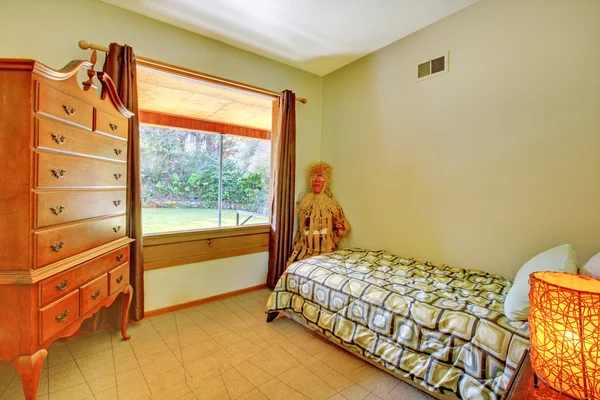 Yeşil duvar ve şifonyeri sıcacık küçük yatak odası — Stok fotoğraf