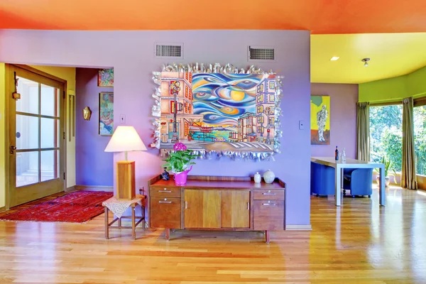 Ретро яскрава вітальня з фіолетовою стіною — стокове фото