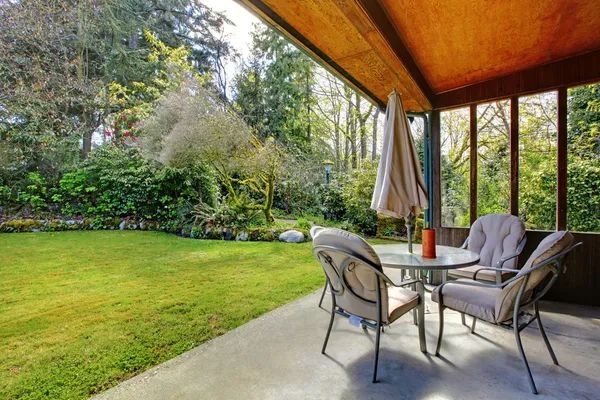 Primavera cortile posteriore con terrazza coperta — Foto Stock