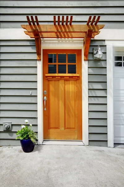 Передняя внешняя дверь дома — стоковое фото