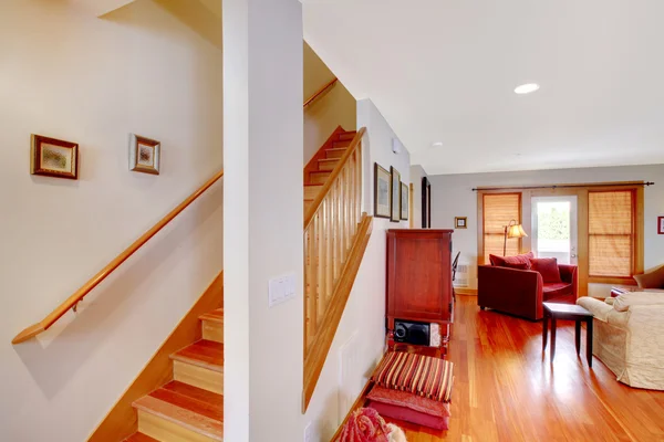 Corredor com escadaria e sala de estar — Fotografia de Stock