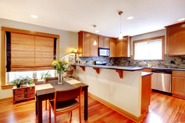 Sala de jantar e cozinha com cores douradas — Fotografia de Stock