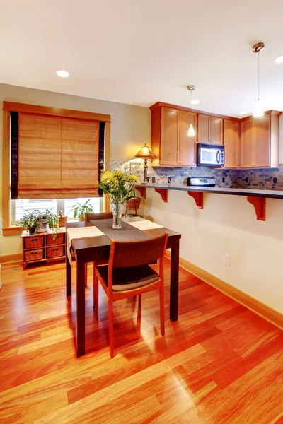 Eetkamer tafel en keuken — Stockfoto