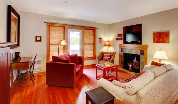 红色和樱桃地板的客厅 — 图库照片