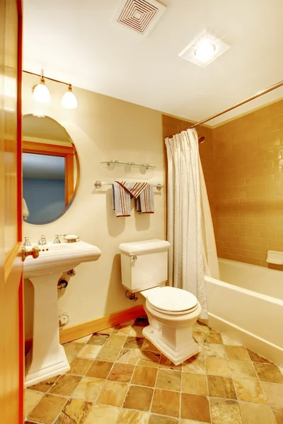 Warme gouden badkamer met natuurlijke tegels — Stockfoto