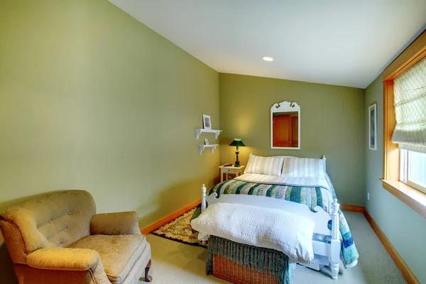 Grenn спальня со стулом и кроватью — стоковое фото
