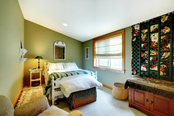 Зеленая спальня в стиле кантри — стоковое фото