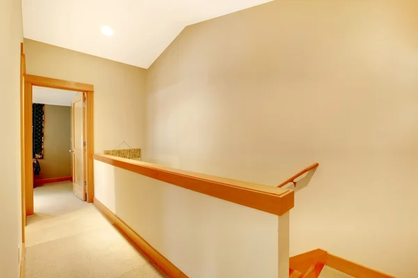 Пустой коридор и лестница — стоковое фото