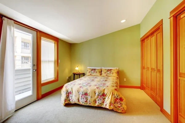 Green bedroom with golden wood — Stock Photo, Image