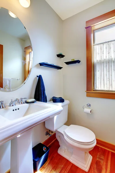 Badkamer met blauwe handdoeken — Stockfoto