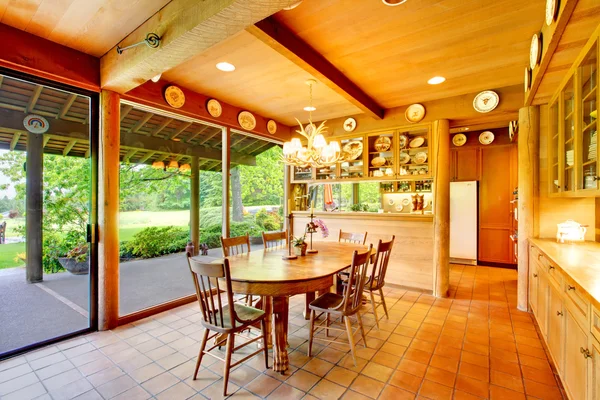 Sala de jantar com vista verde e parede de janelas — Fotografia de Stock