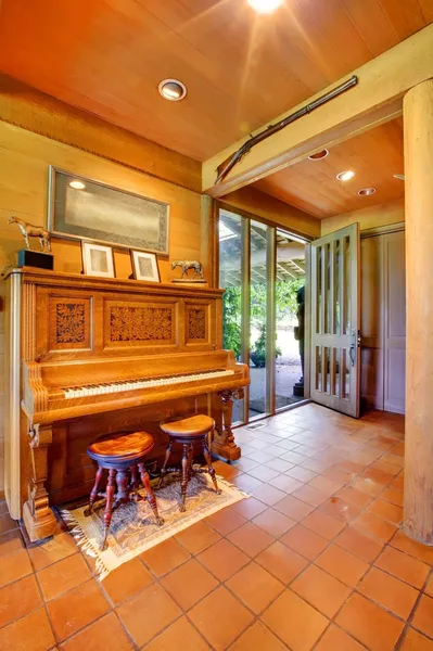 Piano with an open door at the horse ranch. — Stock Photo, Image