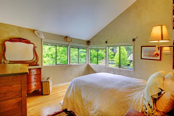 Gele slaapkamer met vele Vensters — Stockfoto