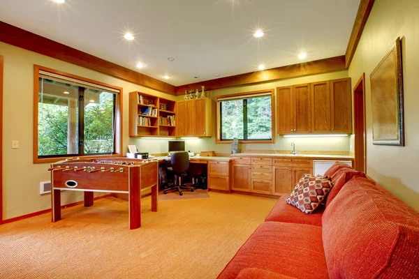 Casa de hóspedes com cozinha e sofá vermelho — Fotografia de Stock