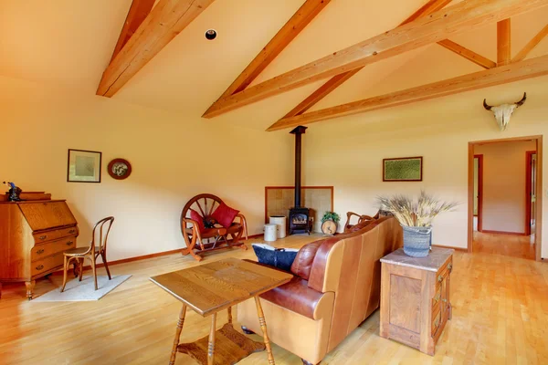 Velký obývací pokoj na ranči koně s kuchyní. — Stock fotografie