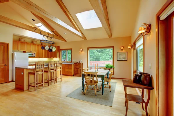 Grote woonkamer op het paard ranch met de keuken. — Stockfoto