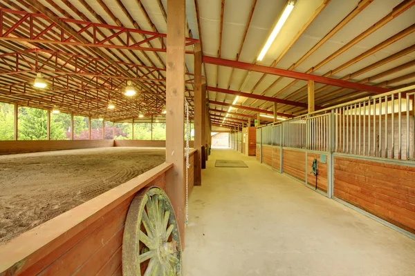 Nagy fedett ló istálló arénában — Stock Fotó