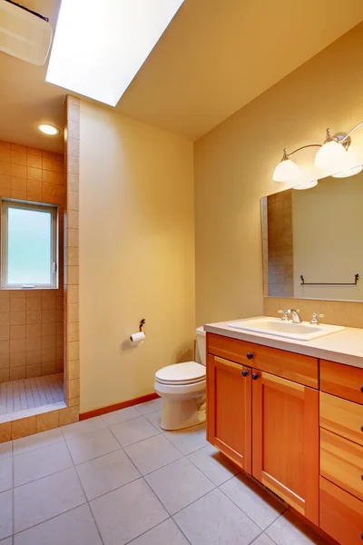 Новые современные ванные комнаты с вишневыми шкафами — стоковое фото