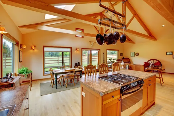 Stort vardagsrum på hästranch med kök. — Stockfoto