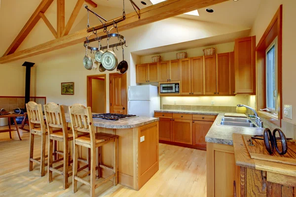 Grote woonkamer op het paard ranch met de keuken. — Stockfoto