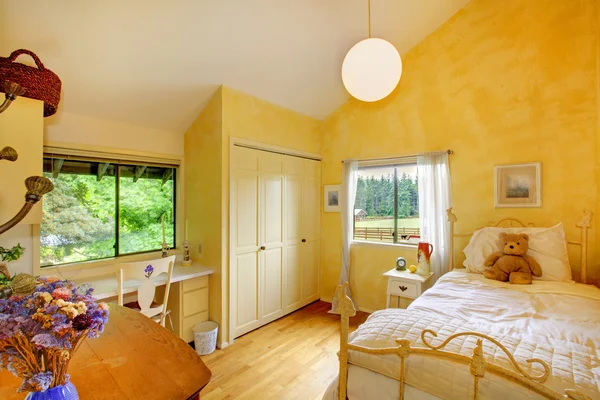 黄奶油孩子婴儿卧室与熊. — 图库照片