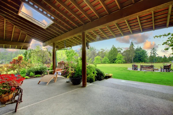 Quintal com deck coberto e jardim verde — Fotografia de Stock