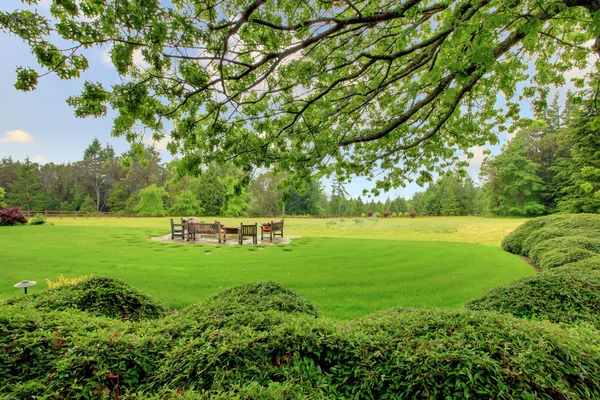 Grande prado com área de estar e jardim — Fotografia de Stock