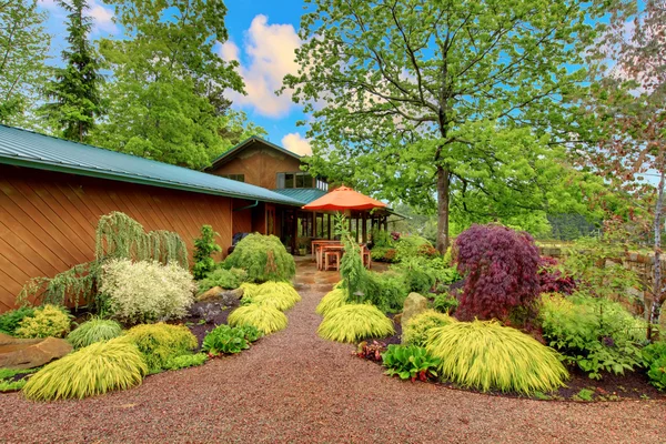 馬ファーム ハウス裏庭と覆われたデッキ — ストック写真