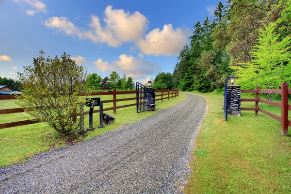 Большие ворота на ранчо — стоковое фото