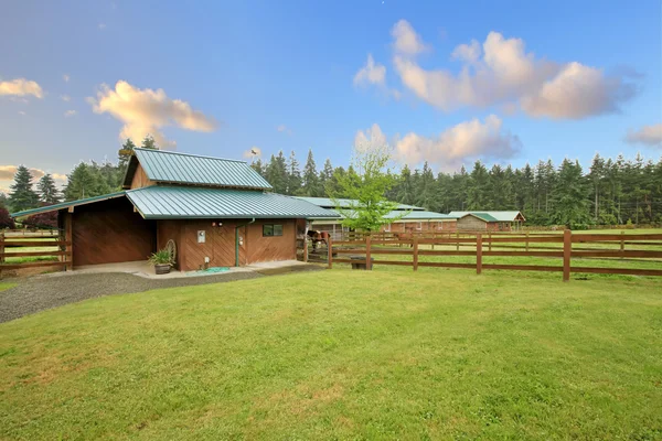 Koně ranč s přístřešky a plot — Stock fotografie