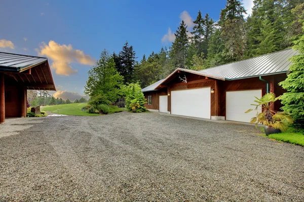 車庫と家の大きい馬ファーム — ストック写真